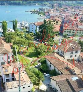 an aerial view of a city with a playground at La Piccola Casa al Lago - Intera casa con 3 camere e 2 box in Salò