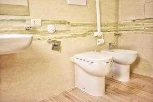 bagno con servizi igienici e lavandino di Sale Hotel a Posada
