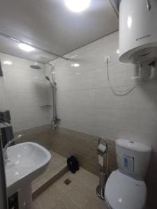 uma casa de banho com um WC e um lavatório em Qozi Hotel em Samarkand