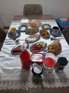 uma mesa coberta com pratos de comida numa mesa em Qozi Hotel em Samarkand