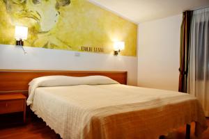 Letto o letti in una camera di Sale Hotel
