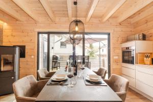 - une salle à manger avec une table et des chaises dans l'établissement Bergwaldchalet Tierfreund, à Schierke