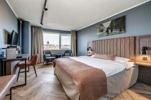 ein Hotelzimmer mit einem großen Bett und einem Schreibtisch in der Unterkunft Anker Hotel in Oslo