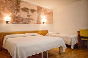 Letto o letti in una camera di Sale Hotel