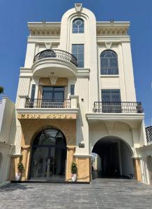 um grande edifício branco com varandas em cima em Nine Hotel Gia Lai em Pleiku