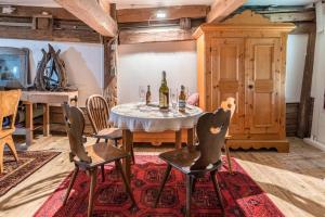 een eetkamer met een tafel en stoelen bij Schwörerhof in Eisenbach