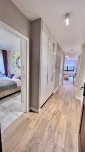 Habitación vacía con 1 dormitorio y 1 cama en Dolina Wikingów-apartament Suite z tarasem w ogrodzie, miejscem w garażu i dostępem do strefy wellness, en Szklarska Poręba