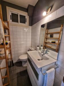 a bathroom with a sink and a toilet at El Piso de María in Vigo