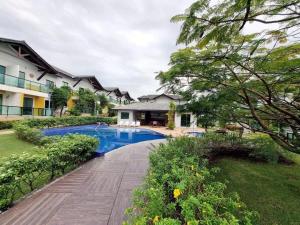 a house with a swimming pool in a yard at Casa em Condomínio Fechado com Sauna e Piscina in Salinópolis