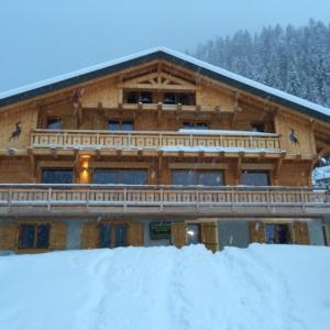a log building with snow in front of it at Les Etoiles de Vonnes 2 in Châtel