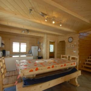 1 dormitorio con 1 cama grande en una habitación de madera en Chalet Tho'max, en Châtel