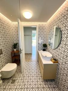 ハニア・タウンにあるHaralabos Central Apartmentのバスルーム(トイレ、洗面台、鏡付)