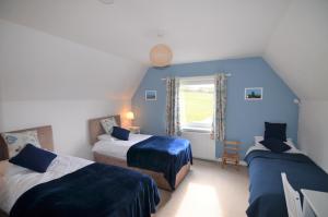 um quarto com 2 camas e uma janela em Aurora Bed & Breakfast em Castletown