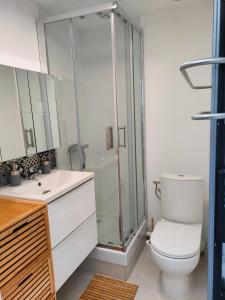 een badkamer met een toilet en een glazen douche bij Chez Gabinou in Boulogne-sur-Mer