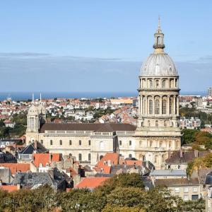 een uitzicht op een stad met een kathedraal bij Chez Gabinou in Boulogne-sur-Mer