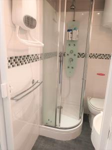 Kúpeľňa v ubytovaní LE PETIT CABOURG de LA COUR NORMANDE Studio coeur de ville -1 à 2 personness