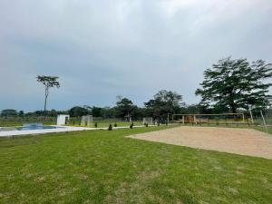 un parque con un campo de fútbol y un gol en QUINTA SONAMA, en Guamal