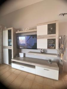 ein Wohnzimmer mit einem TV an der Wand in der Unterkunft CASA ORILLA! Beautiful private holiday villa with hot tub in La Oliva