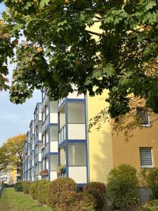 um edifício alto com um azul e branco em Ferienwohnung Waldstadt em Potsdam