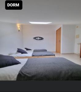 巴雷奧的住宿－Be Baleal Surfhouse，白色客房内的两张床和两张床