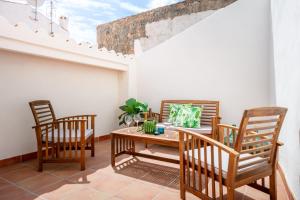 Un comedor con mesa y sillas de madera. en Casa Roques 16, en Jávea