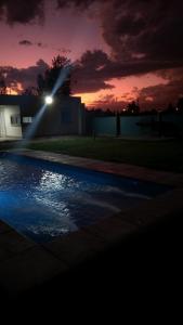 un charco de agua con una luz encima en Casa con piscina en Maipú