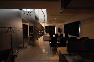 Köök või kööginurk majutusasutuses メルシアター鈍色の風・最上階デザイナーズルーム