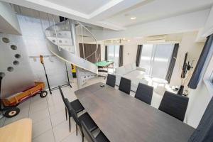 Istumisnurk majutusasutuses メルシアター鈍色の風・最上階デザイナーズルーム +45 fotot