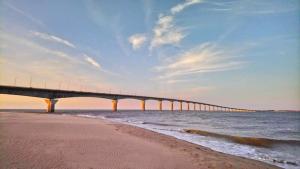 een brug over de oceaan met een zandstrand bij Studio "Orneau" proche du port de ST MARTIN in Saint-Martin-de-Ré