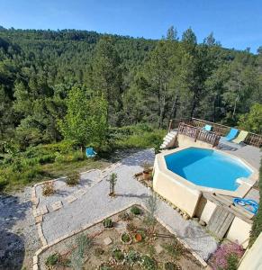 an overhead view of a swimming pool in a yard at Une chambre en Provence in Correns