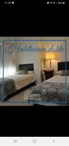 una señal para una habitación de hotel con 2 camas en Parra Hotel & Suites en Rafaela