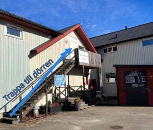 a building with a staircase with a sign on it at Tofta Konstgalleri-Hel Lägenhet 70kvm in Varberg