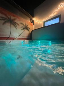 una gran piscina de agua con luces en el baño en CASA ORILLA! Beautiful private holiday villa with hot tub, en La Oliva