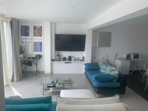 Fotografia z galérie ubytovania Maison de bien être 150m2 au bord du canal avec piscine chauffée au sel à 2 pas de la plage et du centre ville v destinácii Palavas-les-Flots