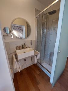een badkamer met een wastafel en een douche bij Rossodisera in Sarzana