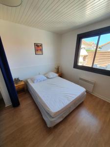 Ένα ή περισσότερα κρεβάτια σε δωμάτιο στο Maison calme à 50 m de la plage