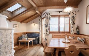 comedor con mesa de madera y sofá en Radhof, en Villandro