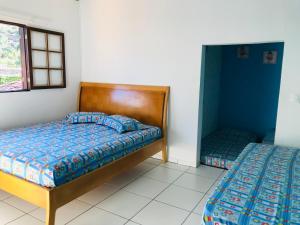 a bedroom with two beds in a room at Casa no Centro da Ilhabela - Vila - SP in Ilhabela