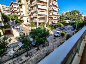 vistas a una calle de la ciudad con coches y edificios en Spacious 2bedroom apartment near Athens and sea, en Atenas