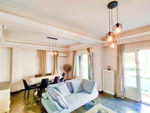 sala de estar con sofá blanco y mesa en Spacious 2bedroom apartment near Athens and sea, en Atenas