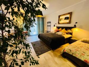 sypialnia z dwoma łóżkami i drzewem w obiekcie Ikšķiles apartamenti w mieście Ikšķile