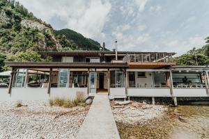 a house sitting on top of a beach at Beachhouse Isleten in Bauen