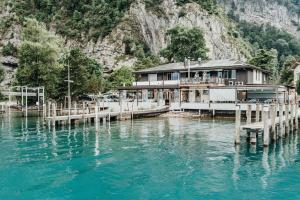 ein Haus auf einem Steg auf einem Wasserkörper in der Unterkunft Beachhouse Isleten in Bauen