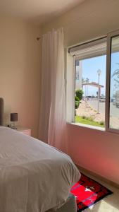 um quarto com uma cama e uma janela em Apartement Marina Zina, Agadir em Agadir