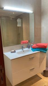 een badkamer met een wastafel en een spiegel bij Apartement Marina Zina, Agadir in Agadir