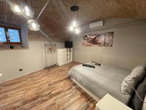 a bedroom with a bed and a wooden floor at Breakaway Dream Holiday House in San Felice del Benaco