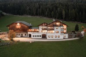 una vista aérea de una casa grande con luces encendidas en Radhof, en Villandro