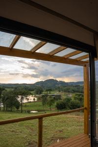una vista desde el porche de una casa en Cabanas Serra Grande - Boa Vista, en Gramado
