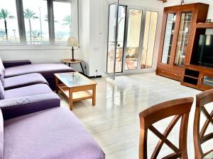 een woonkamer met een bank en een tv bij Vacaciones perfectas 2 in Segur de Calafell