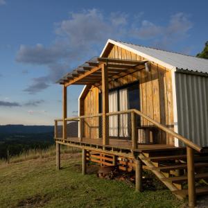 una casita en la cima de una colina en Cabanas Serra Grande - Boa Vista, en Gramado